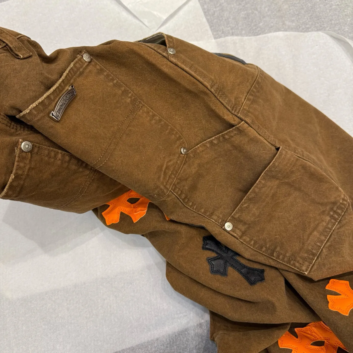 P310 Style number: D375 Chrome Hearts brown logging orange peel overalls. Heavy canvas material, double-layer fabric at the knees, multi-pocket design. Color #logging brown orange peel. Size #28-36 (s m l Waist 85 Hips 110 Length 106 Opening 21.5